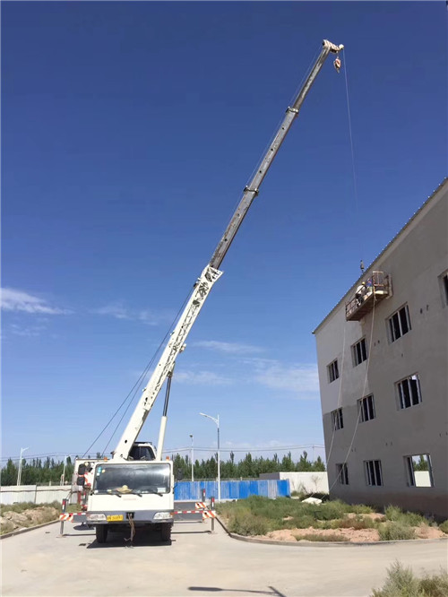 班玛县“轻装强干”—— 吊车的 “轻量化臂架” 技术